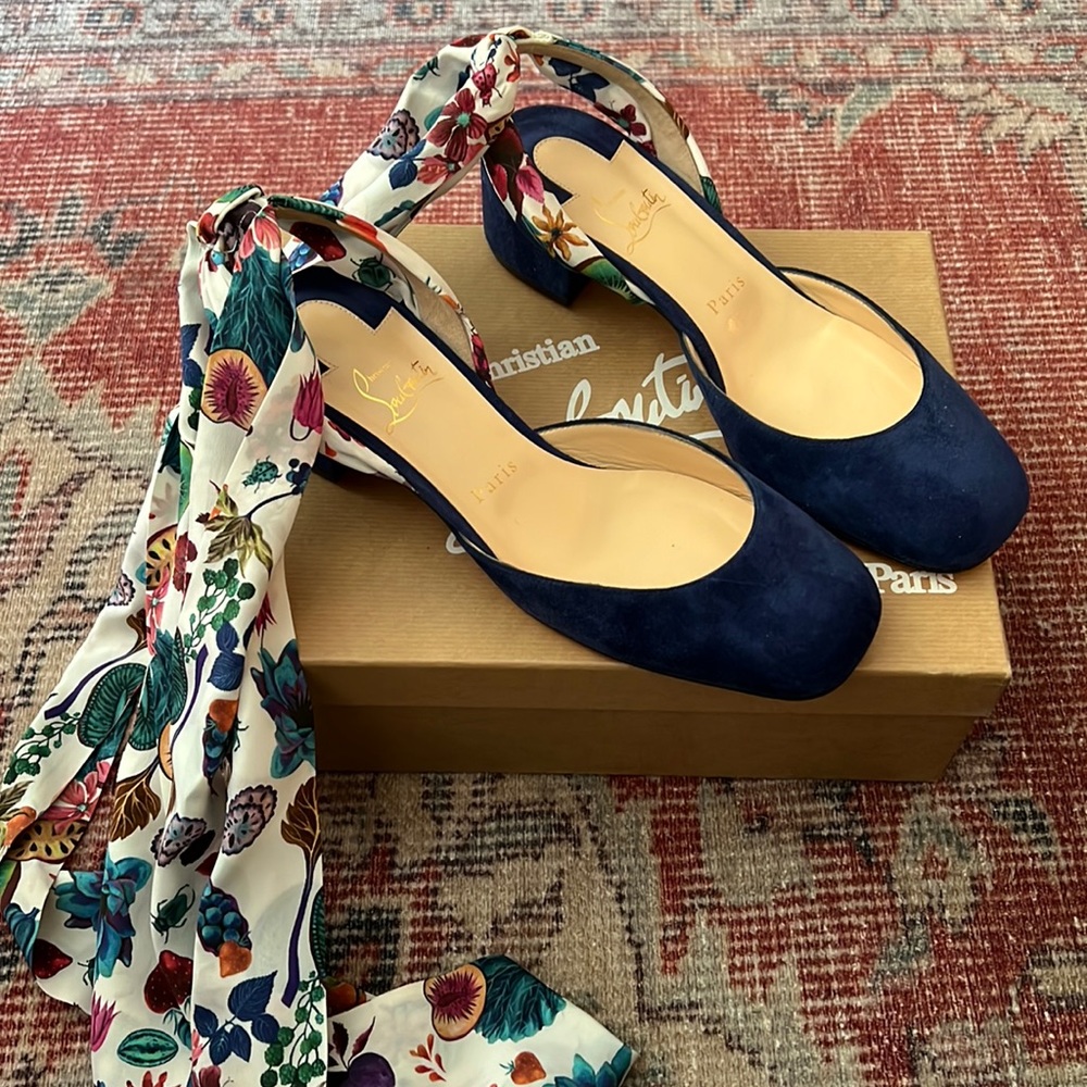 Blue suede closed toe sandals with fabric wrap